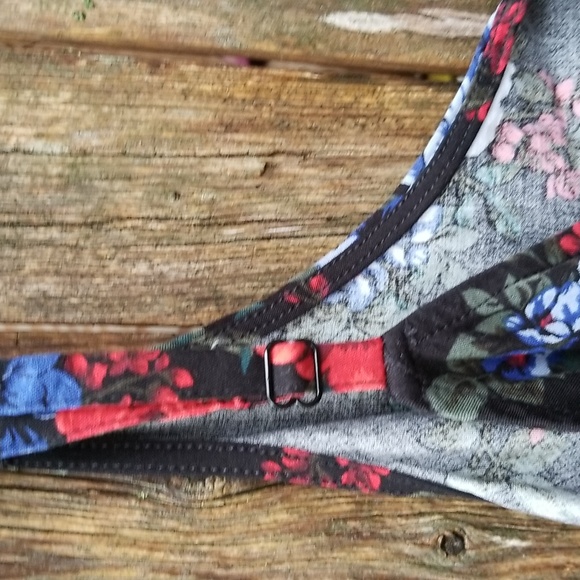 TORRID 3X BLACK BACKGROUND BLUE RED FLORAL TANK TOP BLOUSE - Picture 6 of 6